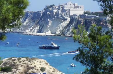 Isole Tremiti, San Nicola senz'acqua dal 12 agosto. La sindaca: «L’unica isola della Puglia non può vivere questo». Aqp: «Riparato il guasto»
