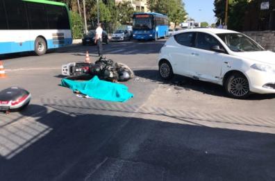 Lecce, scontro sul viale
muore motociclista 40enne