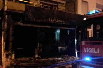 Lido Marini, il racket dà fuoco
a friggitoria: donna intossicata