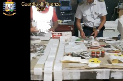 Capurso, riconfezionavano cibi
scaduti: sequestrate 19 tonnellate 