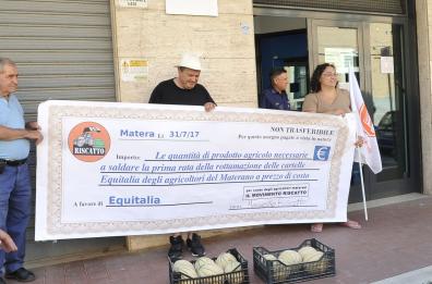 Matera, agricoltori tentano
pagare Equitalia con angurie
