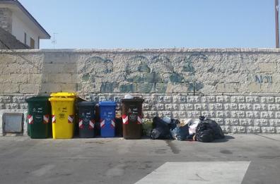 Rifiuti, «porta a porta» a Trani: l'inizio è promettente