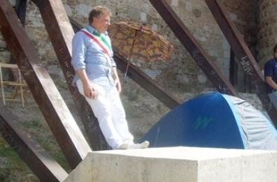 Lucera, il Castello a pezzi
Sindaco s'incatena: aiutateci