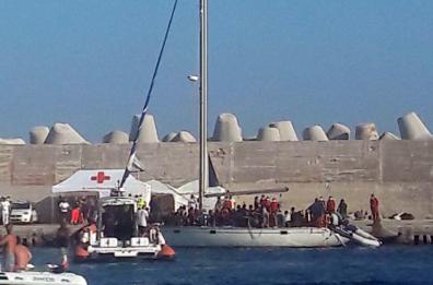 Gallipoli, intercettata  barca a vela con 35 migranti iraniani e iracheni: fermati 2 scafisti