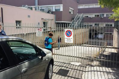Obitorio chiuso, non c'è portiere
familiari dei defunti scavalcano