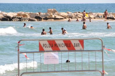 Bari, molestano 2 bambini e rischiano di venire linciati, fermato 20enne a Pane e pomodoro, il complice fugge