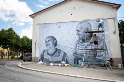 Anziani ad Accadia
la storia sui volti e sui muri