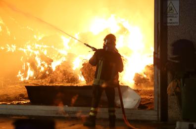 Incendio capannone rifiuti