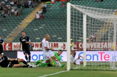 Bari superstar al San Nicola: batte il cesena 3-0