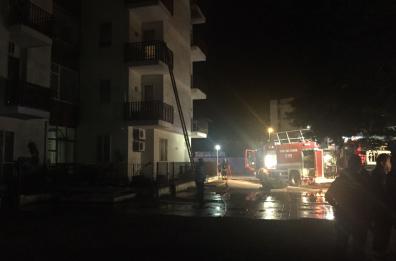 Lecce, fiamme in palazzina
evacuazione e intossicati
