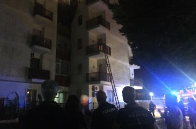 Fiamme in palazzina a Lecce: panico ed evacuazioni
