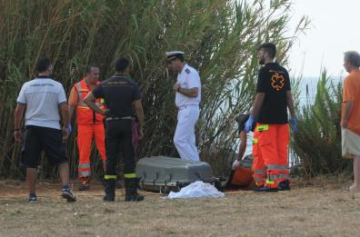 Cade sugli scogli e muore
una anziana a Torre Vado
