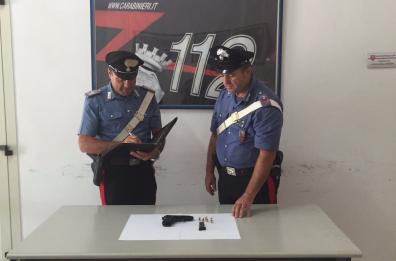 Bari, in giro con la pistola
pronta a sparare: arrestato
