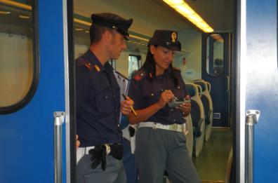 Bari, bimbo di 3 anni rincorre treno in partenza: poliziotto lo afferra e lo salva 