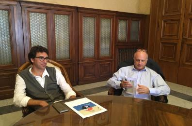 Bari, Arciuli all'alba
con un pianoforte
in riva al mare