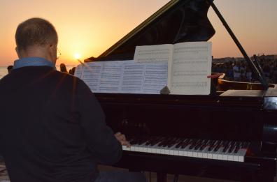 La leggenda del pianista
all'alba
sul lungomare di Bari