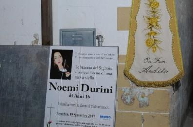 Noemi, nel cranio trovata
la punta di un coltello