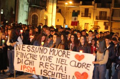 La mamma della 15enne uccisa
«Aveva già minacciato mia figlia»
 Poi attacca i genitori: dove erano?