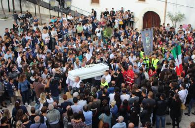 Ischitella, lacrime e palloncini
per Nicolina: 1000 ai funerali