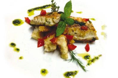 Sgombro scottato su «Acquasala» di pane di Matera e pesto Mediterraneo