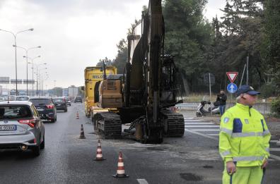 Escavatore rubato urta cavalcavia a Bari: tangenziale in tilt