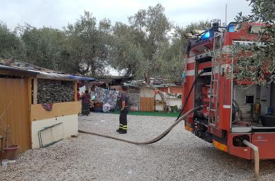 A fuoco una baracca 
 del campo rom a Bari