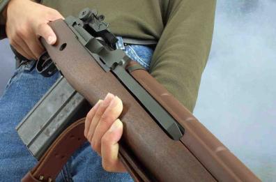 Sparò 24 colpi di fucile contro una casa: arrestato 44enne a Manduria