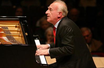 Non chiamate pianista il politico furbetto