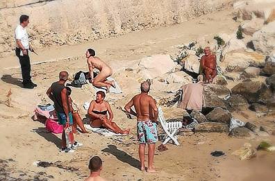 Una sirena nuda
spunta dal mare
a Monopoli