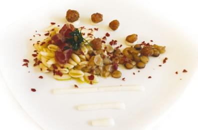 Cavatelli con cicerchia, ciccioli di pecorino e bottarga di capocollo di suino nero lucano