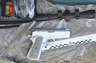 Giovinazzo, nell'arsenale anche anche divise e placche forze di polizia: arrestato un 38enne 