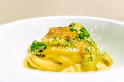 Spaghetto aglio, olio, peperoncino, ricci e calamaretti