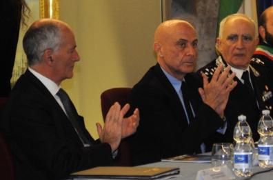 Sicurezza, Minniti: «Insieme 
intelligence e controllo territorio»