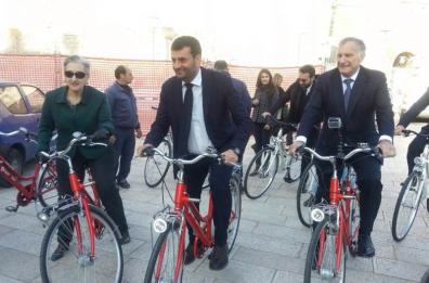 Mobilità ciclistica, la «legge Decaro»
e le piste baresi senza bussola