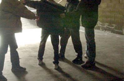 Brindisi, raid con mazze: feriti 2 migranti. Una 15enne: io aggredita da tre stranieri