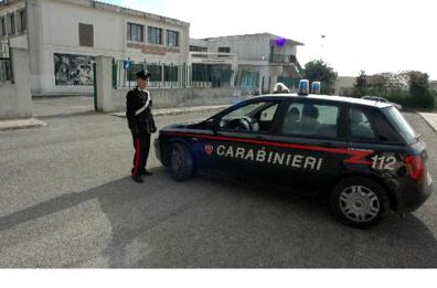Spara al rivale ma ferisce
la propria moglie con fucilata