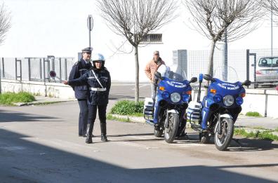 Vigili aggrediti donano
risarcimento a una onlus