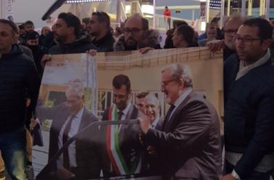 Protesta dei lavoratori ex Om
 davanti alla ruota panoramica
 «Vogliamo portare il pane a casa»