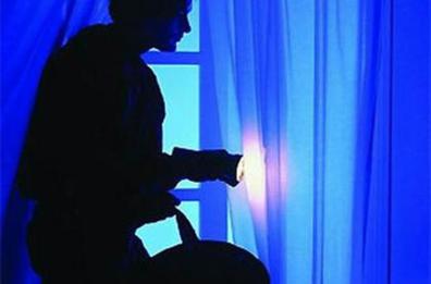 Lecce, ladro irrompe in casa di anziana che sviene: lui la soccorre e va via
