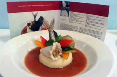 Isola di polenta con pescato dello Jonio in un mare di zuppa