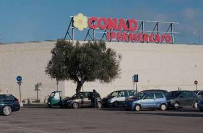 Cavallino, loro fanno shopping
e dimenticano il bimbo in auto