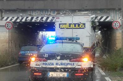 Bari, l'autocarro è troppo alto e si incastra sotto il cavalcavia