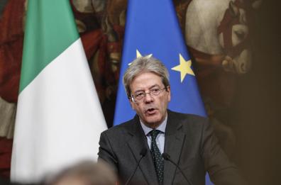 Ilva, l'appello di Gentiloni 
a Emiliano-Melucci: stop ricorso
