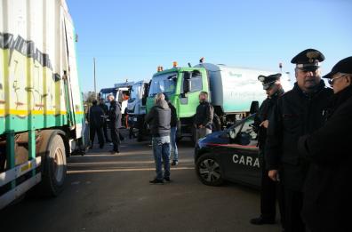 Rifiuti,  sindaci e cittadini
bloccano discarica a Ugento