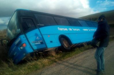 Forte vento, bus finisce
fuori strada nel Foggiano