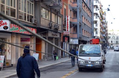 Bari, in via Piccinni cascano
cavi della vecchia filovia