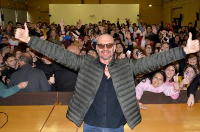 Biagio Antonacci a sorpresa
in una scuola di Bari
«Non fatevi rubare i sogni»