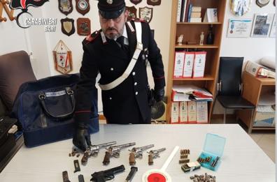 Bitonto, arsenale di armi in casa 
ex poliziotto penitenziario 