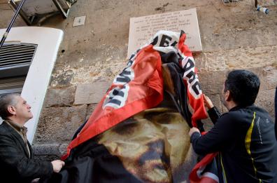 La targa per ricordare i 110 anni del Bari calcio