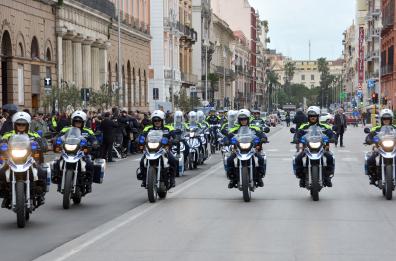 Bari, la parata militare dei vigili per la loro Festa